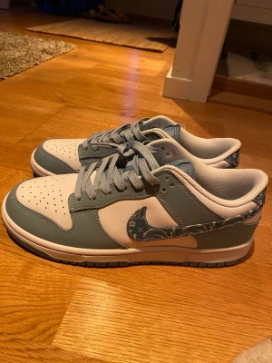 Paisley Blue Dunks - Oanvända Dunks storlek 43, kommer utan låda men med extra snören.