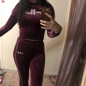 Fila set - Ett fila set i burgundy färg, plychmaterial, väldigt varma och mysiga, passar både bra för träning eller vardagen - storlek S på både leggingsen & tröjan❤️  Hör av er om ni är intresserade!  