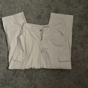 Cargo Byxor - Beigea cargo byxor ifrån lager 157 i storlek S. Frakten diskuteras privat
