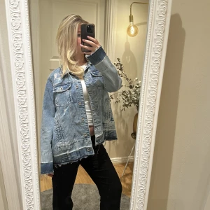 Jeansjacka  - Jeansjacka från Lindex, storlek M, fint skick!