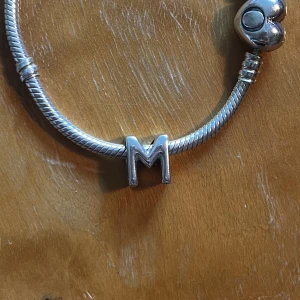 pandora berlock - pandora berlock med bokstaven M i äkta silver ❤️ sparsamt använd, ser ut som ny ❤️