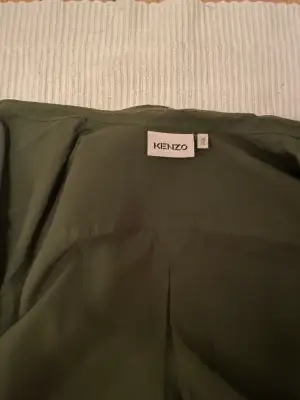 Hej! Säljer min splitter nya Kenzo skjorta då den inte passar, färg Mörkgrön.(Ny pris runt 3k mitt pris 1200)