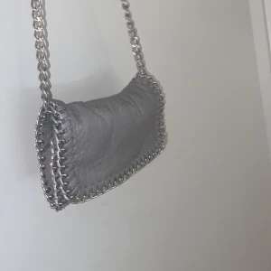 Säljer jätte fin Tiamo!💓🤘 - Säljer denna jätte fina tiamo väska, liten. Fint skick🥰  Kontakta vid intresse! Den är en pytte liten defekt