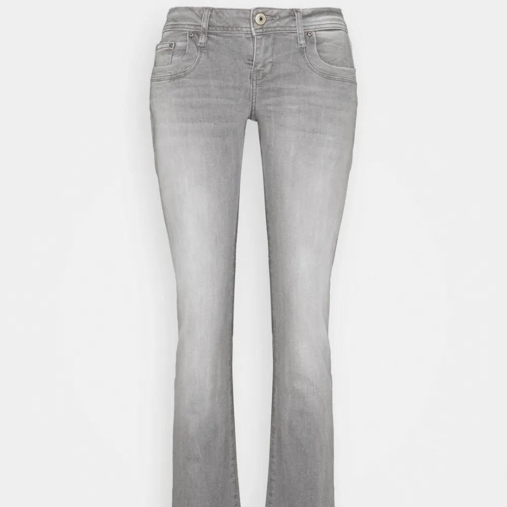 Säljer dessa låg midjade LTB jeans. I bra skick, skriv privat för andra bilder. Nypris är 829 kr. . Jeans & Byxor.
