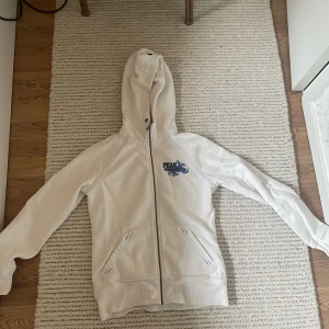 Peak performance  - En vit peak performance tröja använd fåtal gånger. Finns ej att köpa längre., vid intresse skickas fler bilder! Pris kan diskuteras!! 