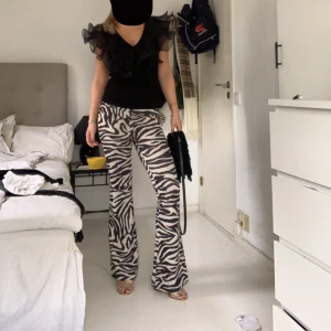 Zebra byxor - Säker min skit coola byxor från hm då de inte kommit till användning. Byxorna kan användas till finare tillfällen men även till en cool vardags outfit. Byxorna är stretchiga och passar nog upp till en storlek M,  är 165 cm lång (bär klackar på bild 1)