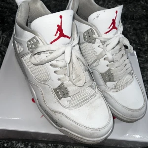 Jordan 4’s Oreos - Säljer dessa nu för jag knappt använder de längre. Storleken är 42,5. Skorna är använda skulle säga skicket är 8/10 med tvätt. 