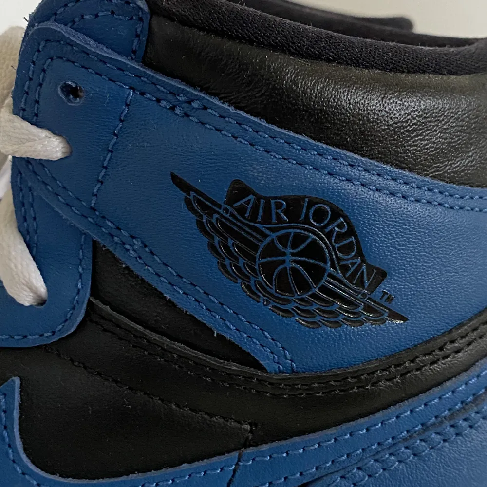 Nästan helt oanvända Nike Air Jordans i svart och blå med vita snören 🖤💙🤍 . Skor.