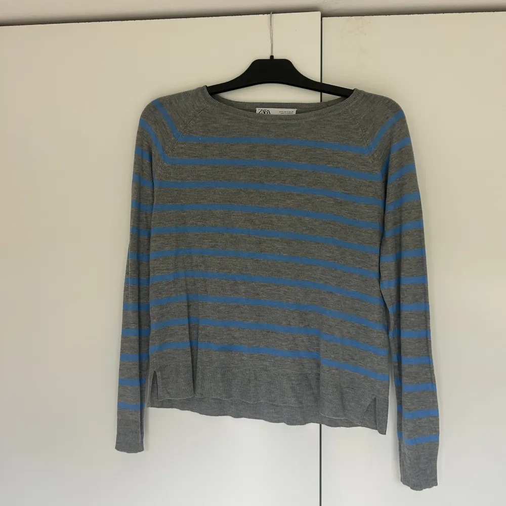 blå/grå randig tröja från Zara, bara använt den 1-2 gånger. Tröjor & Koftor.