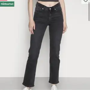 Hej säljer dessa jätte fina jeans från Weekday. Dem är i storlek 28-30. Säljer pågrund av att dem kommer inte till andvändning