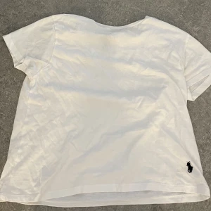 Polo t-shirt - Säljer denhär söta polo-tishan då den inte kommer till användning, den är helt felfri och knappt använd💕