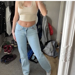 Weekday jeans - Måste tyvärr sälja mina älskade lågmidjade arrow weekday jeans då dom är alldeles för små för mig. W 23 L 32. Helt som nya! Hör av er för frågor eller om ni är intresserade.🩷