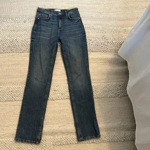 Zara jeans  - Säljer nu dessa mörkblåa straight jeans från zara, de har en liten slits ned till och är midwaist. De är aldrig använda så nyskick. Fin färg till hösten.