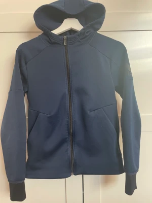 Adidas zip hoodie - Hej säljer min Adidas tränings tröja eftersom att den inte kommer till användning. Tröjan är i storlek S men passar även XS. Denna är i ett bra skick och är köpt från Adidas. 