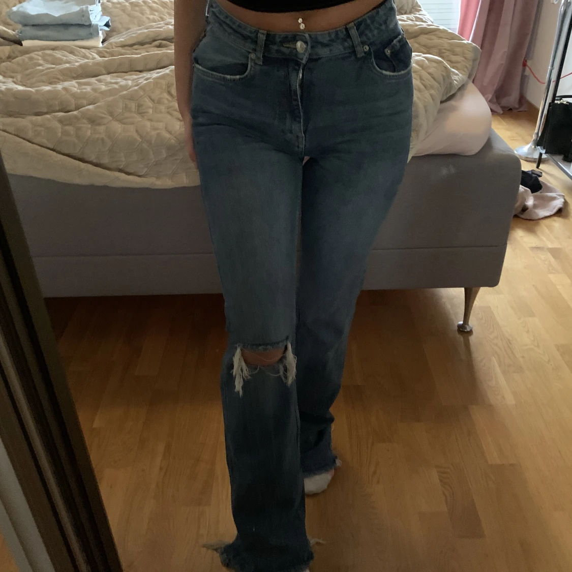 Raka jeans med hål i knät