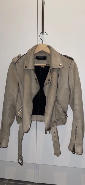 Jacka från ZARA - Säljer då jag inte länge använder denna jacka.   Storlek S   Kan skickas då står köparen för frakten. 