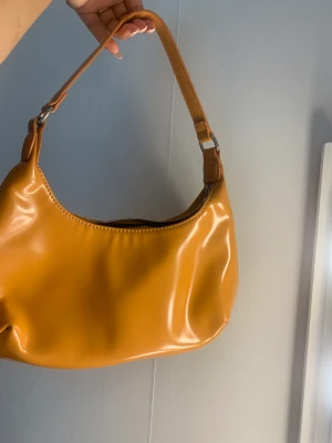 Väska - Hej, valt att sälja denna dina väska då jag ej använder den. Använt enstaka gånger. Köpt på ginatricot.