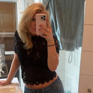 Spets topp - Spets topp. Dragkedja bak, superfin. Tveka inte att höra av dig!💞