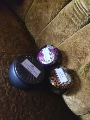 Voluspa doftljus bundle 3-pack - Säljes: 3-pack doftljus från Voluspa, tre av deras mest populära dofter. Samtliga har testats men har åtminstone 80-90 % kvar. Ljusen har givetvis förvarats med locket på för att bevara doftaromen. Säljer då min doftpreferens förändrats efter graviditet.