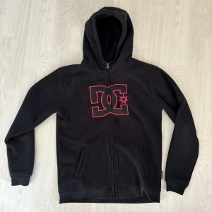 DCshoes zipup - Säljer denna eftersom den börjar bli liten. Storlek XL men sitter mer som ett M. Skriv för fler frågor elle nåt annat såklart. obs, har hund och katt som ni kanske ser haagah
