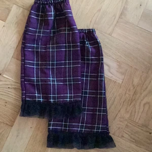 Coola rutiga benvärmare - Oanvända snygga benvärmare. Rutiga med dova silvertrådar.  Spetskant nedtill.