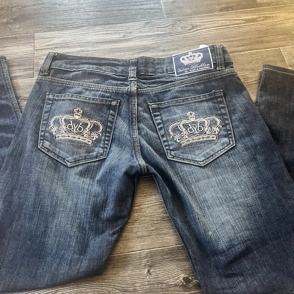 Victoria Beckham jeans köpta från plick, med slits på slutet. Har inte kommit till användning . Jeans & Byxor.