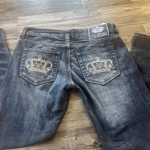 Victoria Beckham jeans köpta från plick, med slits på slutet. Har inte kommit till användning 