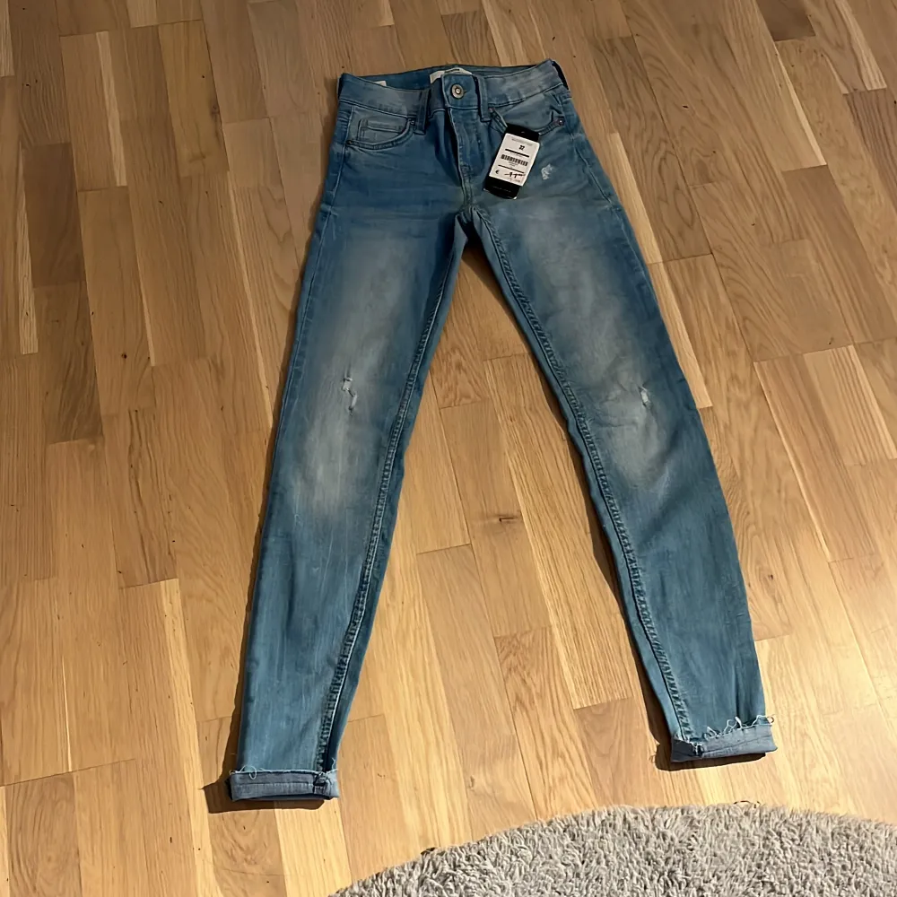  Ett par jättefina jeans har aldrig använt.  low wasted snygg.OBS tar endast Swish numret finns i min bio.. Jeans & Byxor.