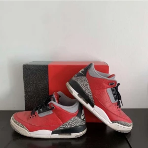 Jordan 3 - Säljer mina Jordan 3 red cement, dom är i storlek 43 och säljer för endast 500kr först till kvarn. Kan även frakta eller mötas upp i Stockholm  (Dom är självklart äkta)