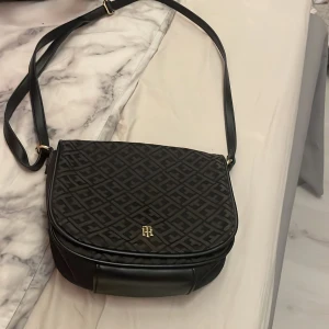 Hand väska - Handväska ifrån Tommy Hilfiger, knappt använd
