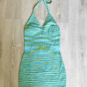 Halterneckklänning, xs - Superfin klänning från NA-KD, stl xs.   Något för kort på mig som är 167 cm lång.   Köpte den på sellpy i väldigt fint skick och har själv aldrig använt den. Därför fortfarande i jättebra skick.