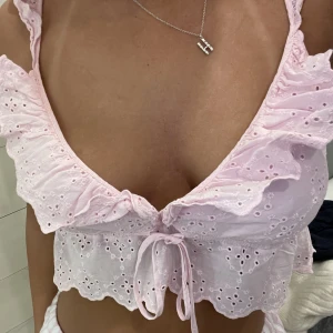 Zara topp - Superfin! Men sitter tyvärr inte så som jag vill på mig. Knappt använd skulle säga att den passar mer än M än en L.