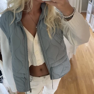 Zara väst - Assnygg väst från zara, världens finaste färg😇Passar mig som vanligtvis bär S!