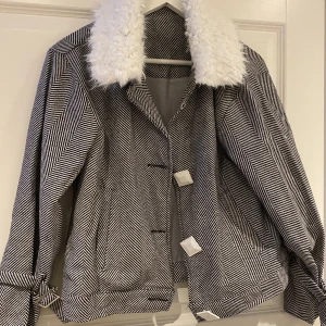 Höstjacka - Fin och utkik jacka , använd fåtal gånger! Storlek s/m✨