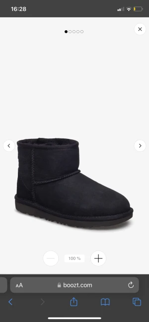 Uggs mörkblåa (ÄKTA) - Storlek 37/38 använd en vinter ska köpa annat väldigt sköna inprignerade mitt pris 800kr