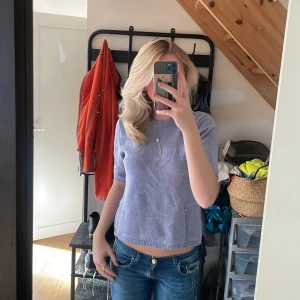 H&M tröja  - Tröjan är i cashmere använd en gång men inga tecken på användning den är typ blå och lila nypris var 999