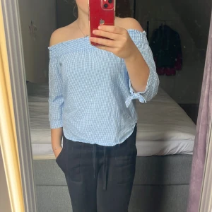 Off shoulder tröja  - Somrig off shoulder tröja med knyten vid armarna, använd flitigt men i fint skick St: 36