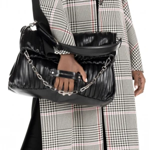 Karl Lagerfeld - Folded Tote. Rymmer hur mycket som helst, i fint skick! Justerbar och avtagbar axelrem i läder och en avtagbar axelrem på kedjan. Dustbag medkommer.