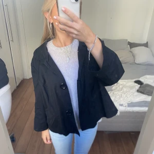 Trekvartsärmad trenchcoat jacka - Säljer denna svarta trekvartsärmade trenchcoat jacka. Direktpris: 350kr. Har du någon fråga är det bara att höra av dig🫶🏻