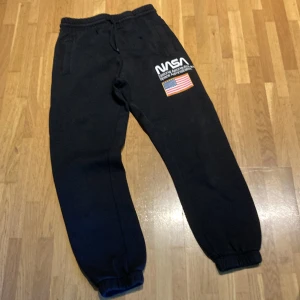 Mjukis byxor  - NASA joggingbyxor  Fickor fram och bak  Resår och dragsko  Lite använda 