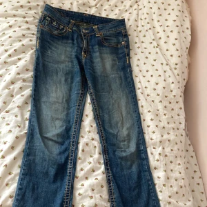y2k jeans  - köpt från vinted men råka köpa för stora, har aldrig använt bara provat en gång :)