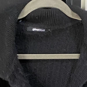 Stickad tröja  - Svart stickad tröja från gina i storlek S, 100kr