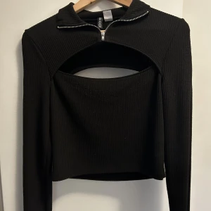 Långärmad tröja  - Helt ny aldrig använd, fin öppning över brösten samt bak i ryggen älskar materialet tyvärr passar inte på mig, storlek L men passar M också