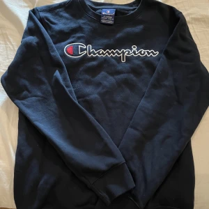 Champion hoodie  - Marinblå/mörkblå champion hoodie! Passar mig som är 162 lång, 17 år! Hör av dig vid frågor 💕💕