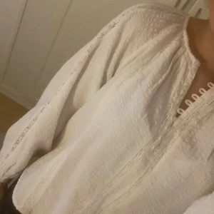 vit blus - jätte söt blus ifrån zara barnavdelningen 🙏🙏