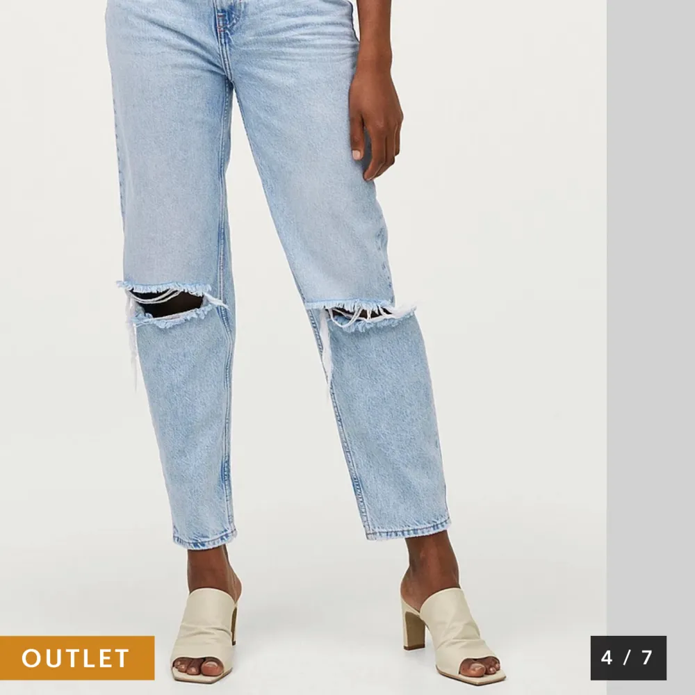 Säljer mina fina Straight leg jeans med hål i. Nyskick. Ny pris 419. Kom med bud. Kan tänka mig sänka priset . Jeans & Byxor.