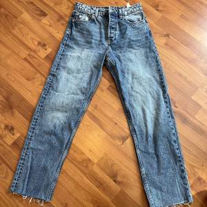 Blå jeans med cropped leg och flera knappar 💞 Storlek 36 (men passar även mig som är 34-36) från Sinsay. Aldrig använda, nyskick💖Skriv för mer bilder🥰