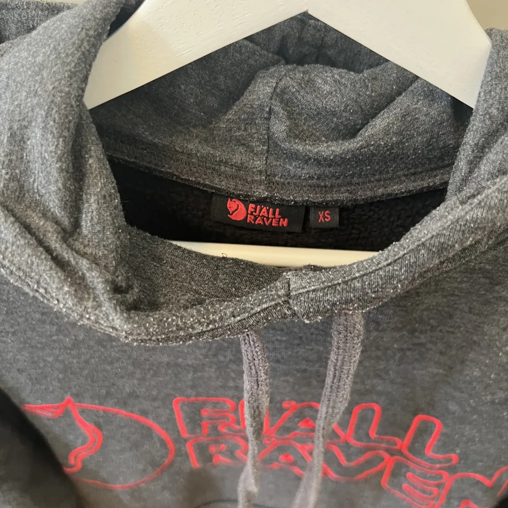 Fjällräven hoodie. Börjar bli lite smått noppig. . Tröjor & Koftor.