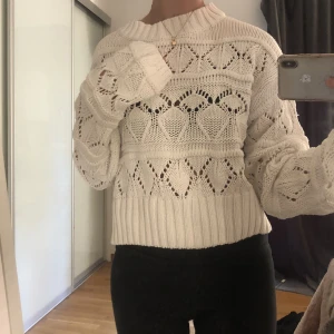 Stickad tröja - Knappt använd köpt från gin tricot för ett år sedan. Använd cirka 3 gånger. Långa mysiga armar!!Frakt tillkommer.