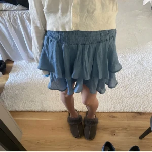 Blå kjol - Säljer denna kjol som är köpt på Plick, då den inte kommer till användning!🩷